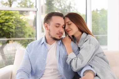 Evde birbirini seven tatlı bir çift.