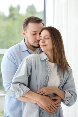 Evde kucaklaşan sevimli bir çift. Güçlü ilişki