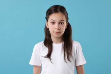 Açık mavi arka planda güzel bir kızın portresi