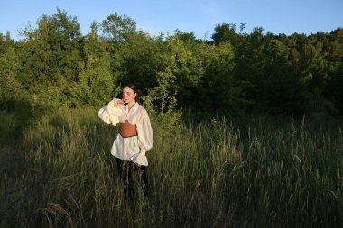 Açık havada poz veren şık korseli güzel bir kadın. Metin için boşluk