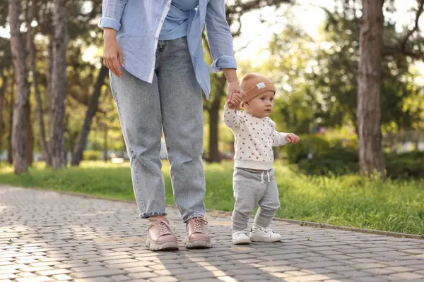 Anne bebeğine bakıcılık yaparken o dışarıda yürümeyi öğreniyor.