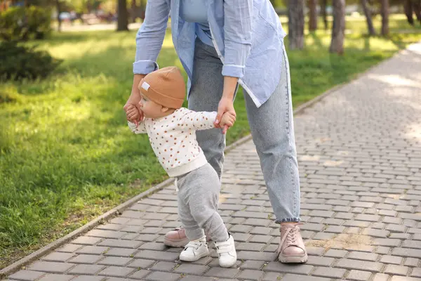 Anne bebeğine bakıcılık yaparken o dışarıda yürümeyi öğreniyor.