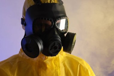 Mor arka planda gaz maskesi takan işçiler, yakın plan