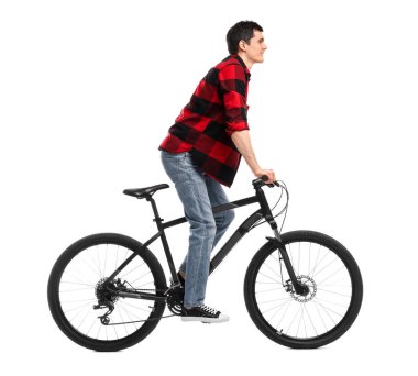 Beyaz arka planda bisiklet süren gülümseyen adam.