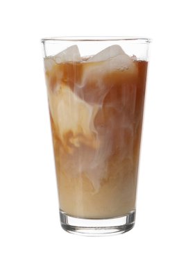Beyaz bardakta nefis buzlu latte.