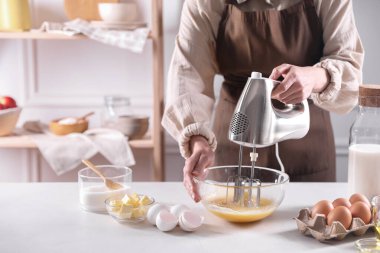 Kadın kasede mikserle para kazanıyor, yakın plan.