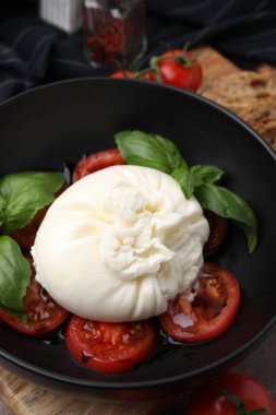 Lezzetli burrata peyniri, domates ve fesleğen, yakın plan.