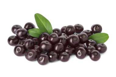 Taze acai üzümleri ve yeşil yapraklar beyaz üzerine izole edilmiş.