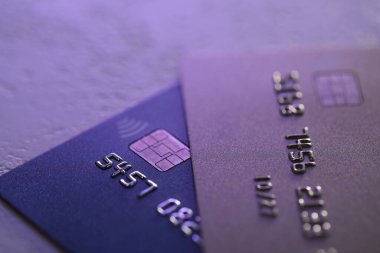 Masada plastik kredi kartları, yakın çekim görüntüsü. Renk tonlu