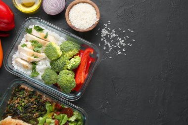 Sağlıklı beslenme. Cam kaplarda farklı yemekler ve siyah masada farklı ürünler. Metin için boşluk