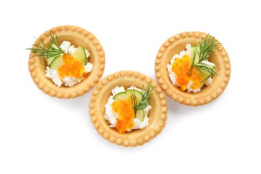 Kırmızı havyarlı nefis kanepeler beyaza izole edilmiş, üst manzara