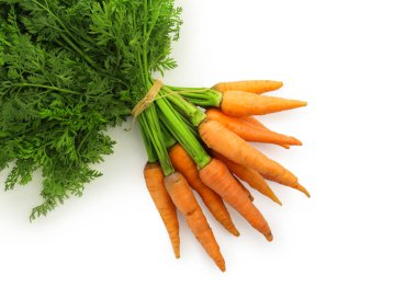 Taze olgun havuçlar. Beyazlar üzerinde izole edilmiş, üst manzara.