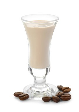 Bir bardak kremalı kahve likörü ve kuru fasulye.