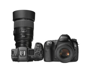 Modern kameralar beyaza izole edilmiş. Fotoğraf ekipmanı.