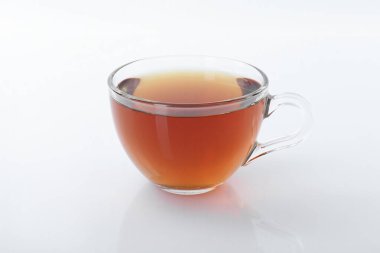 Beyaz arka planda fincanda lezzetli çay