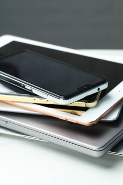 Beyaz masadaki elektronik aygıt yığını, yakın plan