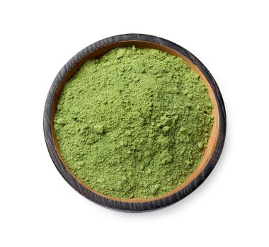 Yeşil kibrit tozu kasenin içinde, beyaz, üst manzara izole.