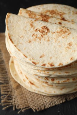 Lezzetli ev yapımı tortilla yığını siyah masada.