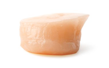 Bir taze çiğ deniz tarağı beyaza izole edilmiş.