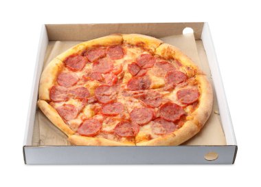 Karton kutuda, beyaz üzerine izole edilmiş lezzetli acı biberli pizza.