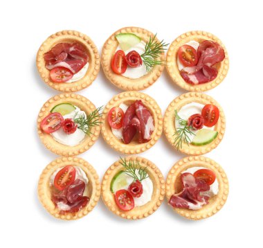 Jamonlu nefis kanepeler, kurutulmuş füme sosisler ve beyaza izole edilmiş sebzeler.