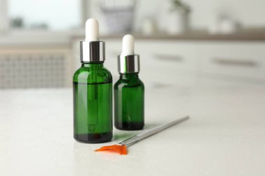 Soyma işlemi. Beyaz masa içinde kimyasal kabuk ve fırça şişeleri