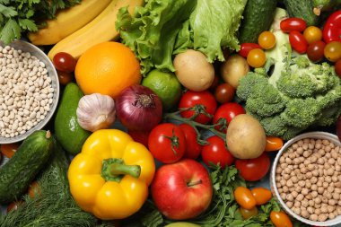 Vejetaryenler için protein kaynağı. Arka plan olarak farklı taze sebzeler, meyve ve tahıllar, üst görünüm