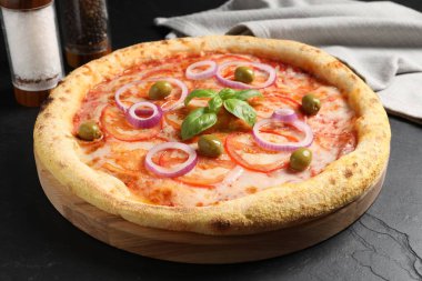 Siyah masada nefis vejetaryen pizza, yakın plan.