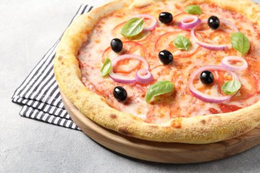 Açık gri masada nefis vejetaryen pizza, yakın plan.