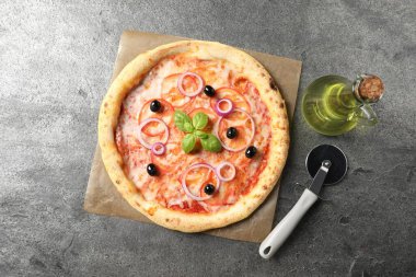 Lezzetli vejetaryen pizza, keski ve yağ gri masada.