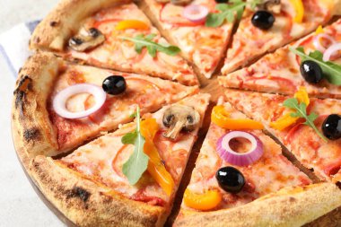 Sehpada lezzetli vejetaryen pizzası kes, yakın plan.