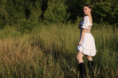 Açık havada poz veren şık korseli güzel bir kadın. Metin için boşluk