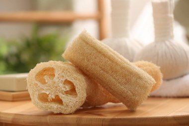 İçerideki ahşap masada banyo süngeri, yakın plan.