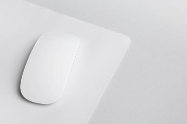 Gri arka planda fareli bir kablosuz fare, yakın plan. Metin için boşluk