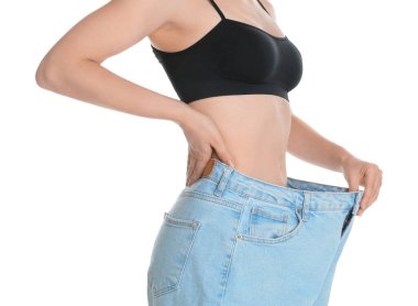 Büyük kotlu kadın beyaz arka planda ince vücudunu gösteriyor, yakın plan.