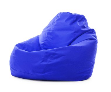 Bir mavi fasulye koltuğu beyaza izole edilmiş.