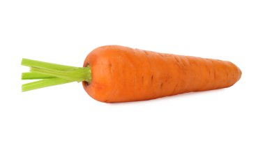 Taze olgun bir havuç beyazda izole edilmiş.