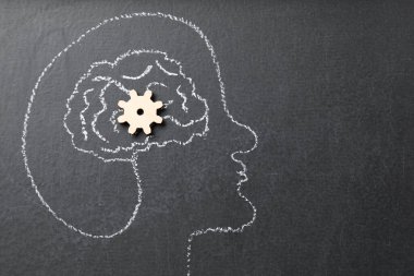 Hafıza kaybı sorunu. Siyah arka planda kafa, beyin ve teçhizat çizimi, üst manzara. Metin için boşluk