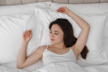 Yatma vakti. Evdeki yatakta uzanan güzel kadın.