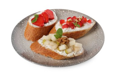 Armut, çilek ve cevizli nefis ricotta bruschetas.