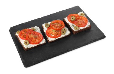 Dilimlenmiş domatesli, zeytinli ve yeşillikli leziz ricotta bruschettalar.