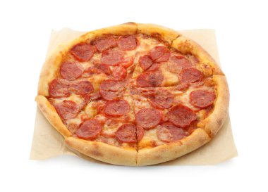 Lezzetli acı biberli pizza, beyaz üzerine izole edilmiş.