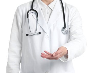 Doktor beyaz arka planda bir şey tutuyor, yakın plan.