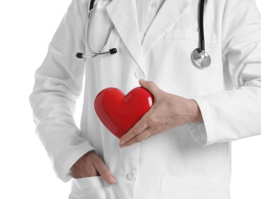 Beyaz arka planda kırmızı kalpli doktor, yakın plan.