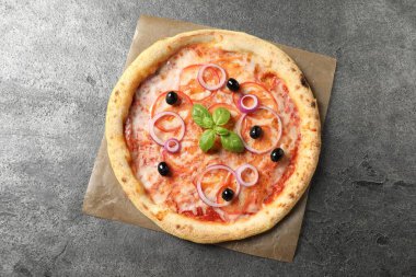 Gri masada nefis vejetaryen pizzası.