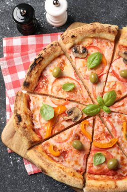 Gri masada lezzetli vejetaryen pizza ve baharatlar kes.