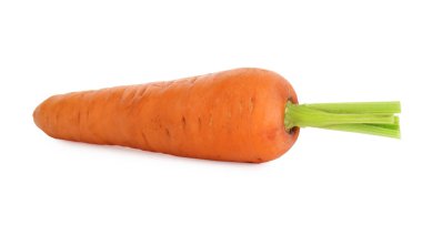 Taze olgun bir havuç beyazda izole edilmiş.