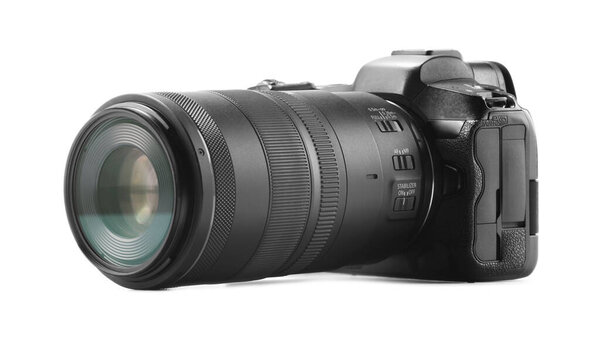 Современная камера изолирована на белом. Фотоаппаратура