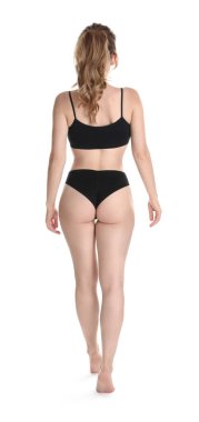 İnce vücutlu kadın beyaz arka planda poz veriyor.