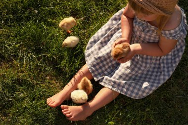 Yeşil çimenlikte güzel hatunları olan küçük bir kız, manzaralı.